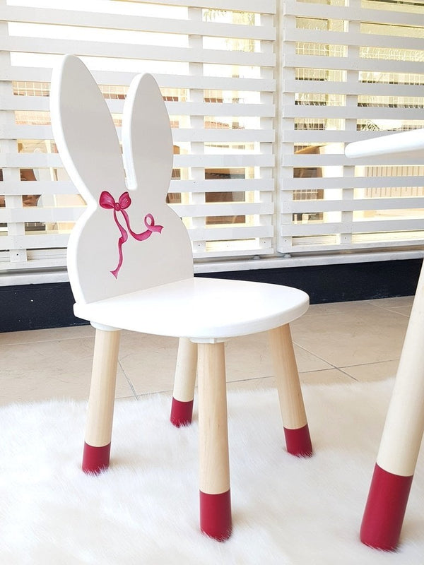 Kırmızı Fiyonklu Beyaz Tavşan Sandalye